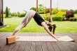 Podložka na cvičení MASTER Yoga 4 mm - 183 x 61 cm - korková - fialová