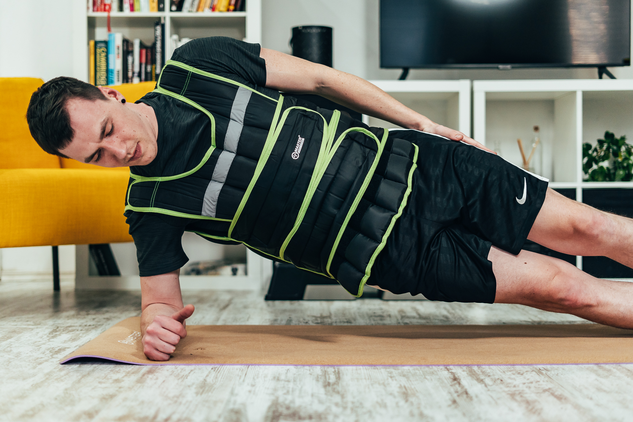 Jak spálit více kalorií i při luxování? Objevte kouzlo zátěžových vest