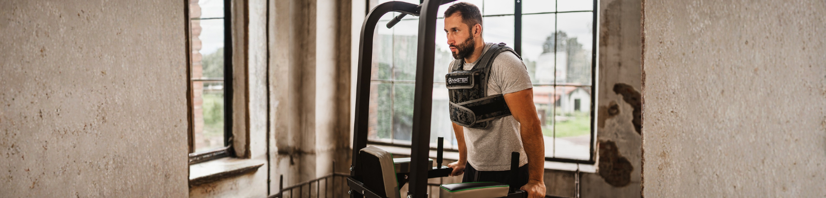 Sportovec trénující se zátěžovou vestou