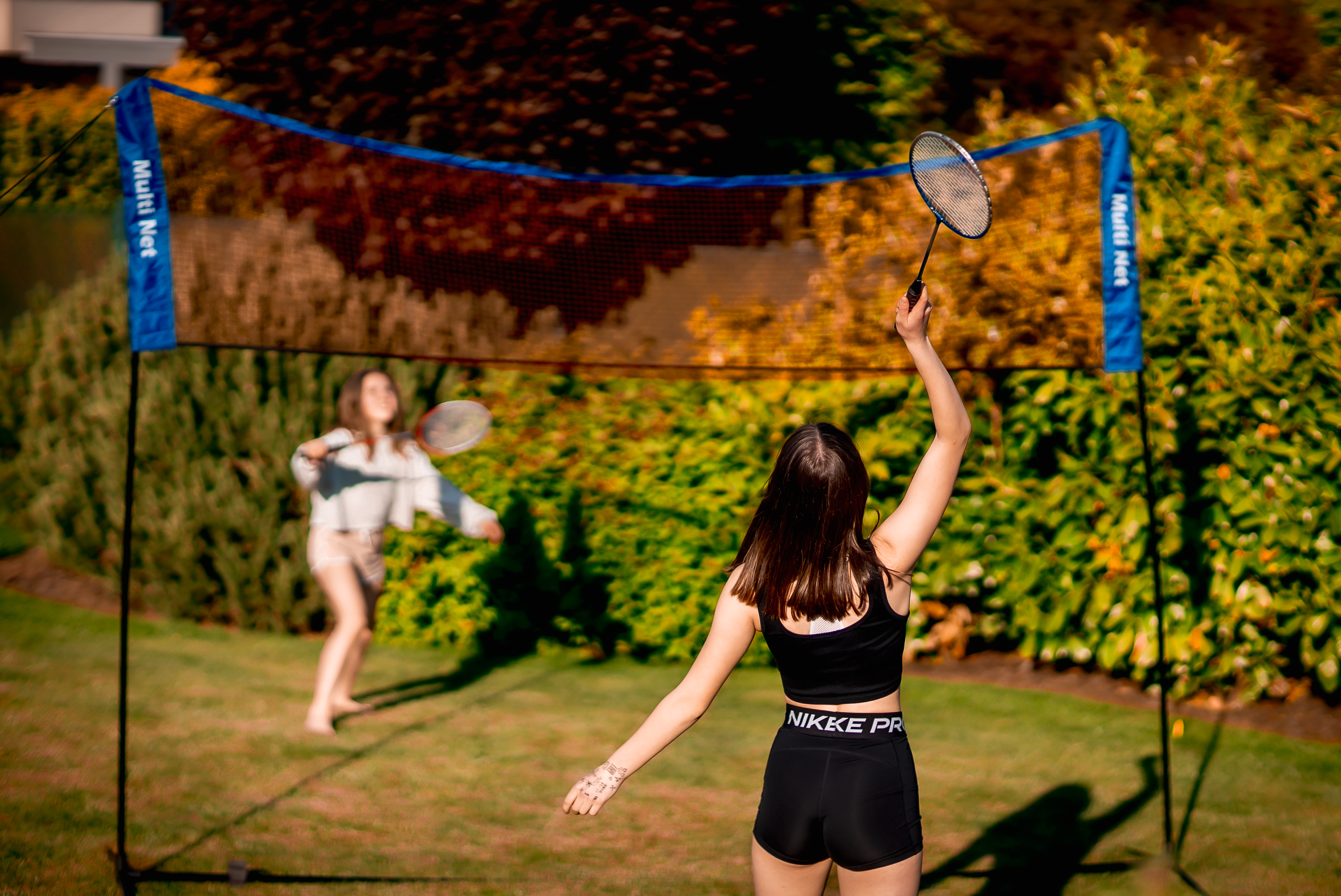 Dívky hrají na zahradě badminton
