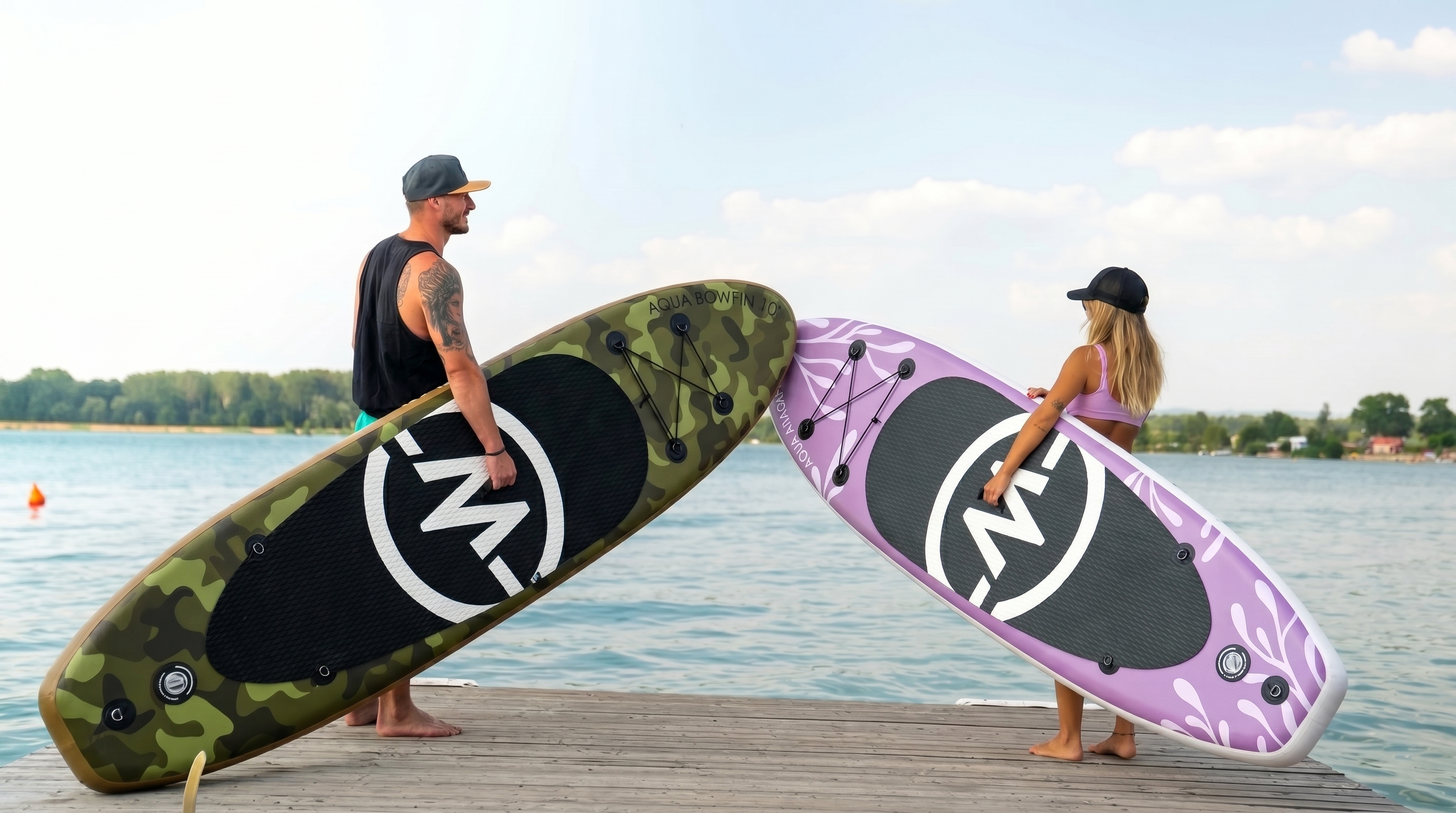 Pár stojí na břehu se svými paddleboardy. Foto upraveno pomocí Nano Banana